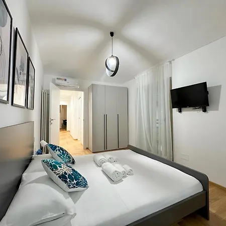 Luxury Porta Nuova Two-bedroom In דירה *