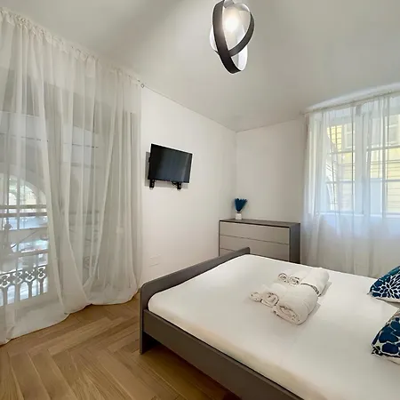 Luxury Porta Nuova Two-bedroom In דירה *